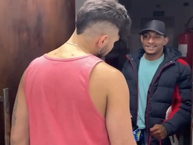 RECEBI UMA ENTREGA E PEDI PRO ENTREGADOR SUBIR. ELE ME COMEU COMO PAGAMENTO E AINDA ME DEU LEITE NA BOCA. taiwan gay porn twitter