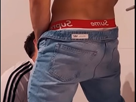 EL NOVIO HETERO DE LA DESPEDIDA DE SOLTEROS ME FOLLA A ESCONDIDAS DE LA FIESTA hot robust teen gay porn