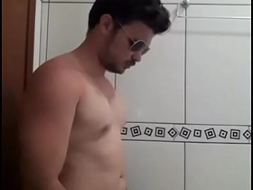Mulherengo Gostoso balançando o pênis no short malaysian chinese gay porn