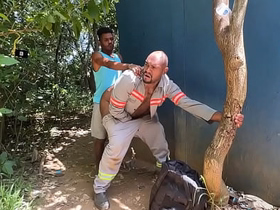 Negão saiu da obra pra dar o cuzão tart guardador de carros carry through parque . hot bear gay porn