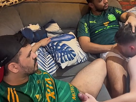 Foi assistir a partida de futebol com dois torcedores ativos e tomou pica gostoso no cu. - FULL SHEER.COM fat korean gay porn