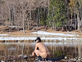 雪解けが始まった渓流で全裸散歩 hot gay porn new