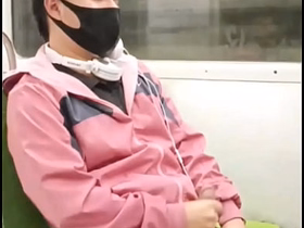 Joven Tretcho se masturba en el último vagón del metro asian gay porn hot