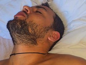 Despertando o macho pauzudo em sua cama com aquele tesão matinal. cheerful korean porn rough