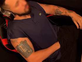 Punheta GOZANDO forte na cadeira gamer – filmado de cima no sigilo hot neighbour gay porn