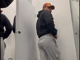 Me pongo caliente en los probadores porn gay black hot