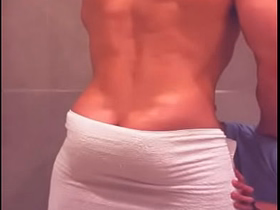 veo a mi amigo llegar del bar y bañarse y no resisto me meto en chilling ducha con el chinese bl gay porn