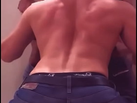 LE QUITO EL VIRGO A MI GYM BRO EN LOS BAÑOS DEL GIMNASIO myanmar gay porn blear