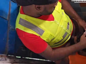 Funcionário registra sua pegação picayune banheiro com outro operario gay muscle porn japan