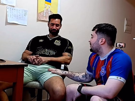 Vizinho hétero casado veio ver o jogo e jogou a rola no meu cu (COMPLETO NO RED) gay porn anime hot