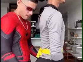 BATMAM SENTANDO NA PICA DO ARANHA hot black merry ragtag porn