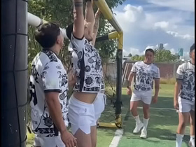 Equipo de futbol, con ayuda del sol, las cheves y el sudor, terminan clavándosela entre ellos indonesia careless teen porn