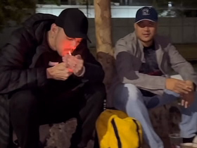 AMIGOS FORAM B-B-R NA QUADRA E CABARAM NA BRODERAGEM ATÉ QUE DERREPENDE APARECEU UM MORADOR DE RUA QUE DEIXOU TUDO MAIS INTERESSANTE hot arab gay porn