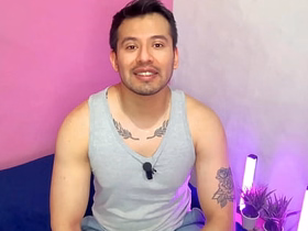 Hombre musculoso preña a su compa del gym! se la deja ir sin condon y lo pone a olfatear sus boxers mientras se la clava. Relato sexual hot gay porn riding