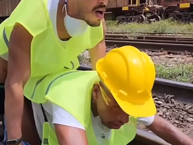 OS OPERARIOS PEGARAM PESADO NA HORA DO ALMOÇO FUDERAM O COLEGA PASSIVO E DERAM MUITO LEITE DE SOBREMESA (TEASER) chinese delivery man gay porn