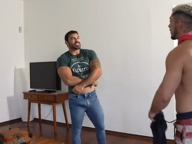 TRABALHANDO DE MOTORISTA E O PASSAGEIRO DEU EM CIMA. PAGOU A CORRIDA COM O CUZÃO. chinese chirr gay porn