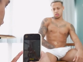 CHAME O AMIGO PRA TIRAR UMAS FOTOS, MAS ELE TIROU FOI LEITE DA MINHA PICA. chinese interracial gay porn