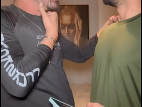 AMIGO VIU UMA FOTO DO MEU PAU NA GALERIA DO MEU CELULAR E QUIS VER AO VIVO. NÃO RESISTIU E CAIU DE BOCA. hot gay thai porn