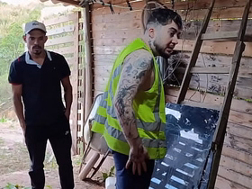 O PATRÃO E O EMPREGADO                                    O empregado finaliza sua tarefa e o seu patrão fica cheio de tezão ao vê lo todo suado korean gay threesome porn