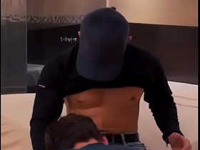 Le ofresco propina extra al repartidor de globo y me folla delicioso hot black twink joyous porn