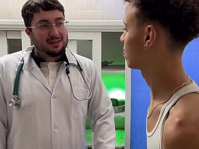 Médico novinho e passivo ajudou o paciente que estava com medo de sentir um dedo no cu  COMPLETO NO RED gay porn japan soccer