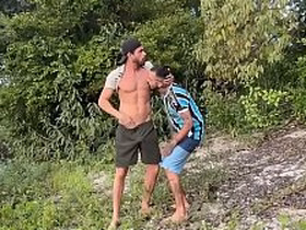 MAMEI O GUIA DURANTE A TRILHA gay porn star asia