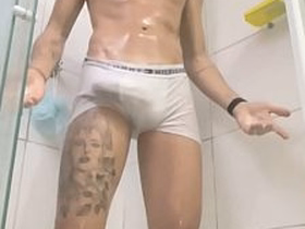 DOTADO TOMANDO BANHO E BATENDO UMA. porn thailand gay