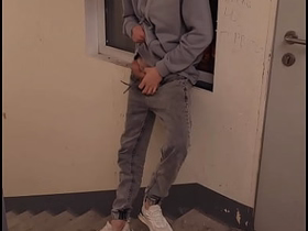 Часть 1 подглядывал как дрочит твинк на лестнице indonesia daddy gay porn