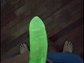 EU TESTEI A CAMISINHA DE NEON - OLHA COMO BRILHA NO ESCURO gay chinese porn videos